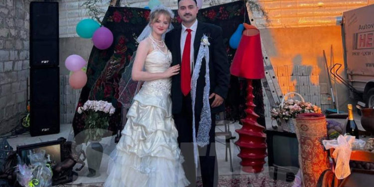 Petrecere virală pe Internet: Un cuplu a jucat o nuntă ca în anii ’90 la Ștefan Vodă