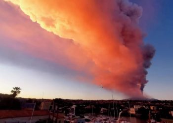 В аэропорту Катании на Сицилии отменили все рейсы из-за извержения вулкана