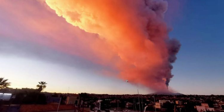 В аэропорту Катании на Сицилии отменили все рейсы из-за извержения вулкана