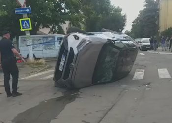 Accident pe o stradă din capitală: O mașină s-a răsturnat