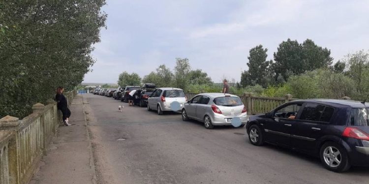 Atenție, călători! Aglomerație la trei puncte de trecere a frontierei de stat: Zeci de mașini au format cozi la ieșire din țară