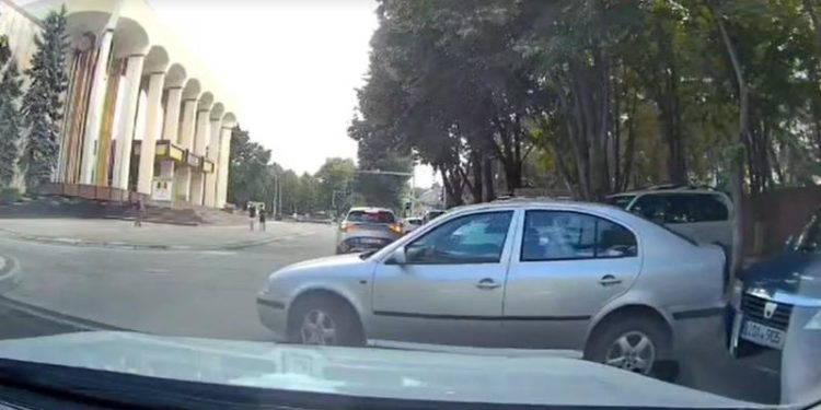 O Skoda cu numere guvernamentale, fară șofer, s-a pornit pe stradă: A lovit o altă mașină | VIDEO