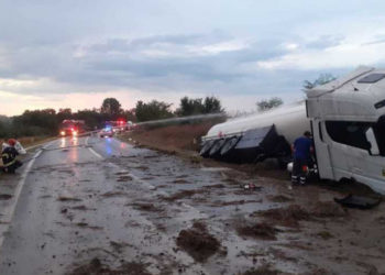 România: Cisternă cu 33 de tone de combustibil, răsturnată după coliziunea cu un autoturism pe DN24. Două persoane au fost rănite