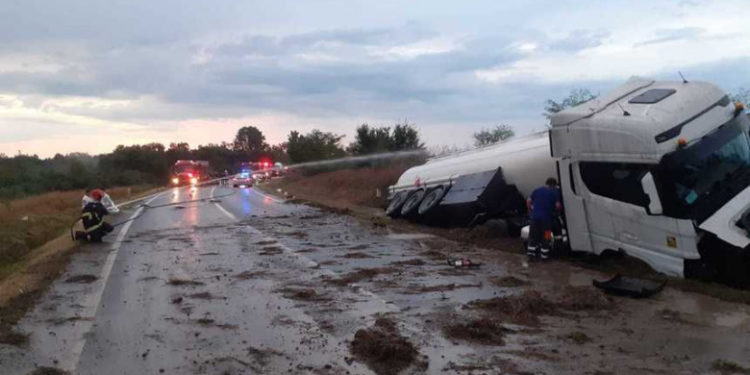 România: Cisternă cu 33 de tone de combustibil, răsturnată după coliziunea cu un autoturism pe DN24. Două persoane au fost rănite