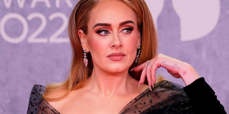 Адель упала от боли за кулисами собственного концерта