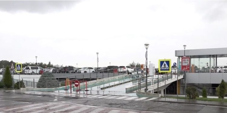 Noile tarife pentru parcarea de la Aeroport, nu au rezolvat problemele șoferilor moldoveni: „Sunt multe mașini care nu se mișcă de o jumătate de an” | VIDEO