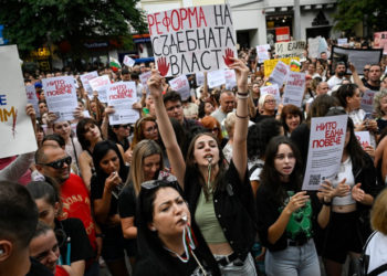 Protest în Bulgaria după ce o tânără a fost tăiată de 100 ori cu cuţitul de fostul ei iubit, iar justiția a decis că sunt răni „uşoare”