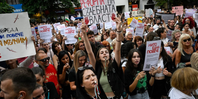 Protest în Bulgaria după ce o tânără a fost tăiată de 100 ori cu cuţitul de fostul ei iubit, iar justiția a decis că sunt răni „uşoare”