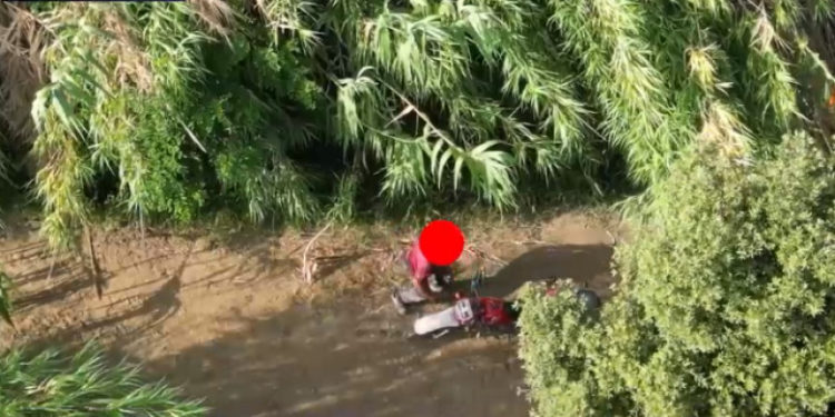 Momentul în care un bărbat incendia o zonă verde din Italia a fost surprins din dronă. Reacția piromanului