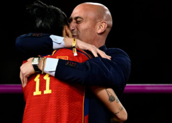 Mama președintelui federației spaniole de fotbal s-a închis în biserică și amenință cu greva foamei