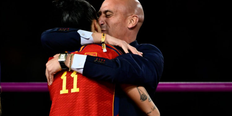 Mama președintelui federației spaniole de fotbal s-a închis în biserică și amenință cu greva foamei