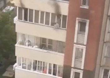 Пожар в жилом комплексе в Алматы: Детей выбрасывают из окон 6 этажа