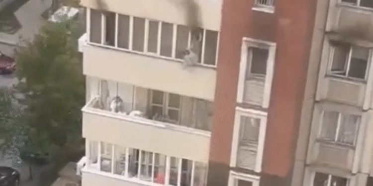 Пожар в жилом комплексе в Алматы: Детей выбрасывают из окон 6 этажа