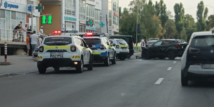 Noi detalii de la accidentul cu implicarea unei mașini de poliție, în capitală. Martori: Oamenii legii aveau prioritate | VIDEO