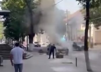 Un automobil a luat foc pe o stradă din municipiul Chișinău: Imaginile au fost surprinse de șoferii din trafic