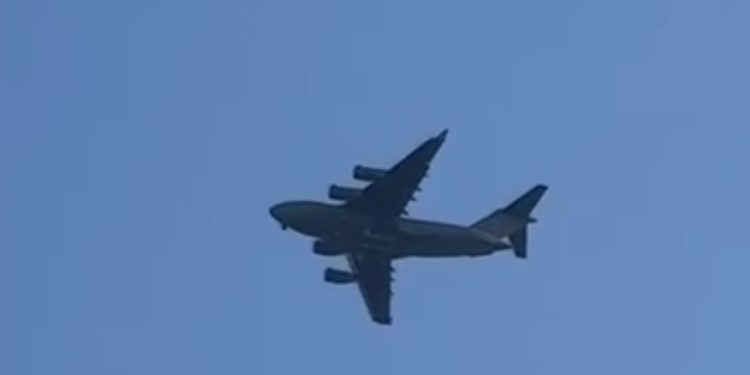 Un avion al NATO, surprins la Chișinău. Ce explicație are Ministerul Apărării