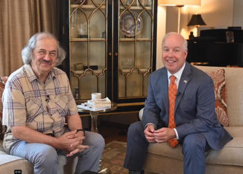 De Ziua Limbii Române, ambasadorul SUA la Chișinau Kent Logsdon au recitat o poezie împreună cu poetul Vasile Romanciuc | VIDEO