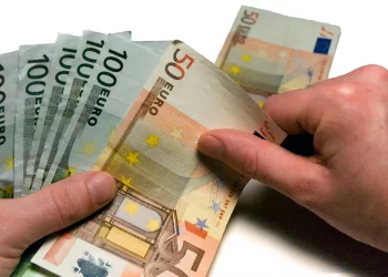 Avocat, reținut într-un dosar de trafic de influență. Acesta ar fi extorcat și primit șase mii de euro de la un moldovean, acuzat de tentativă de contrabandă cu droguri | VIDEO