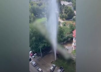 Avarie la un apeduct din sectorul Botanica al Capitalei: Un jet puternic de apă, de înălțimea unei clădiri cu opt etaje, a izbucnit din pământ | VIDEO