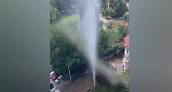 Avarie la un apeduct din sectorul Botanica al Capitalei: Un jet puternic de apă, de înălțimea unei clădiri cu opt etaje, a izbucnit din pământ | VIDEO