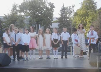 Activități cultural artistice pentru copii, de Ziua Limbii Române: Cei pasionați de lectură au ascultat, au citit și au recitat poezii alături de scriitorul Iulian Filip, poetul Vasile Romanciuc și Maria Pilchin | VIDEO