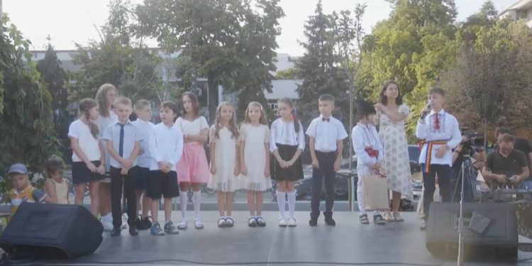 Activități cultural artistice pentru copii, de Ziua Limbii Române: Cei pasionați de lectură au ascultat, au citit și au recitat poezii alături de scriitorul Iulian Filip, poetul Vasile Romanciuc și Maria Pilchin | VIDEO