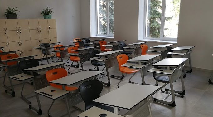 Scandal la un liceu privat din Capitală. Părinții unui elev o acuză pe fosta dirigintă că le-au abuzat copilul. Reacția conducerii școlii: Elevul avea cu el țigări și alcool | VIDEO