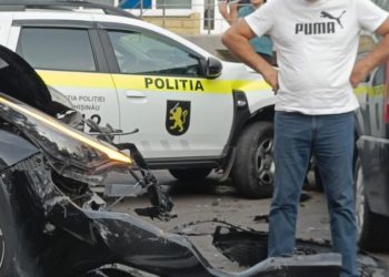 Un polițist, transportat la spital după ce mașina de serviciu, în care se afla, s-a tamponat cu alte două automobile: Se deplasa la o chemare | FOTO