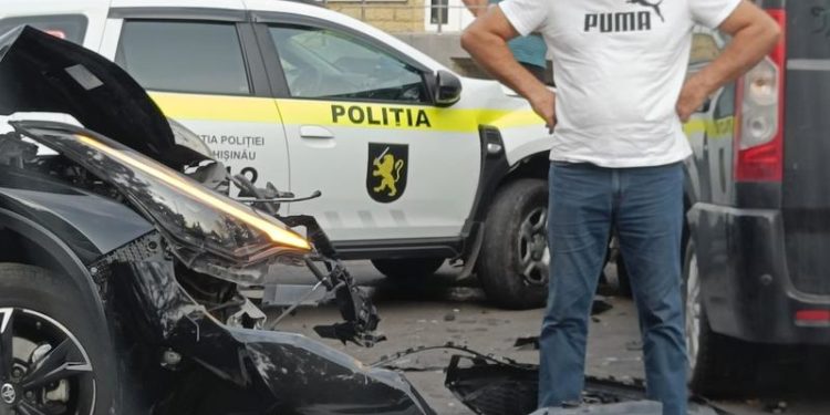 Un polițist, transportat la spital după ce mașina de serviciu, în care se afla, s-a tamponat cu alte două automobile: Se deplasa la o chemare | FOTO