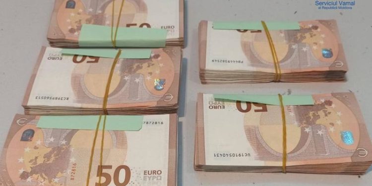 Și-au lăsat averea în vamă: Doi bărbați „au uitat” să declare circa 49 mii euro și au rămas fără bani