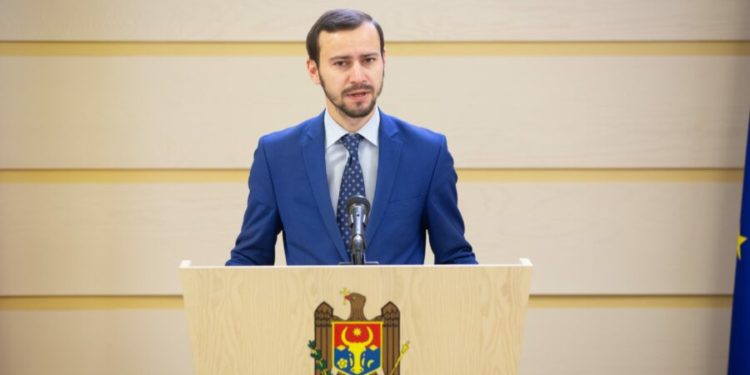 Dinu Plîngău: Judecătorii filmați cum numără banii, repuși în funcție de CSM-ul reformat. Rușine!