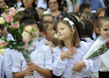 «Канцтовары подорожали на примерно 50%». Какую сумму потратили родители, чтобы подготовить детей к новому учебному году | VIDEO
