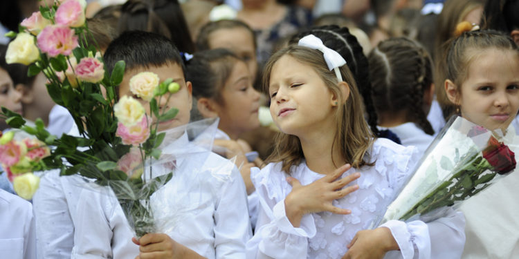 «Канцтовары подорожали на примерно 50%». Какую сумму потратили родители, чтобы подготовить детей к новому учебному году | VIDEO