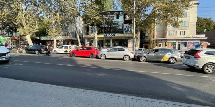 Один человек в больнице: цепная авария с участием четырех автомобилей произошла на Буюканах