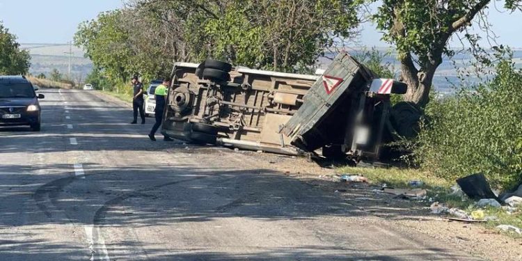 Accident violent la Anenii Noi: Un microbuz de rută şi un tractor s-au răsturnat. Șoferii și patru pasageri au ajuns la spital