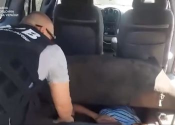 Doi moldoveni au ascuns în podeaua mașinii doi ucraineni ca să-i aducă în țară: Bărbații, reținuți în țara vecină | VIDEO