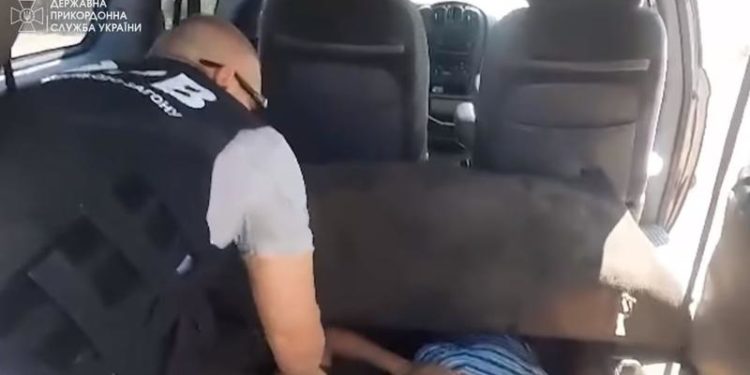 Doi moldoveni au ascuns în podeaua mașinii doi ucraineni ca să-i aducă în țară: Bărbații, reținuți în țara vecină | VIDEO