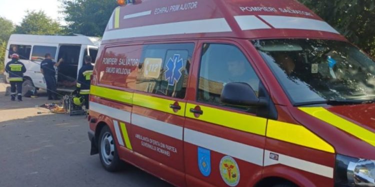 Cinci echipe de salvatori și pompieri, inclusiv paramedicii SMURD au intervenit după accidentul de la Cahul: Trei dintre pacienți se află în secția de Reanimare | VIDEO