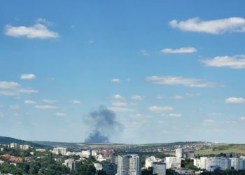 Incendiu de proporții la Strășeni: Patru echipaje de pompieri se află la fața locului