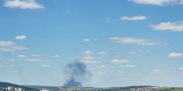 Incendiu de proporții la Strășeni: Patru echipaje de pompieri se află la fața locului