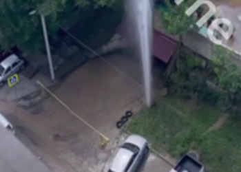 Incident în sectorul Botanica. Un jet puternic de apă a izbucnit în curtea unui bloc de locuințe. Precizările Apă-Canal Chișinău