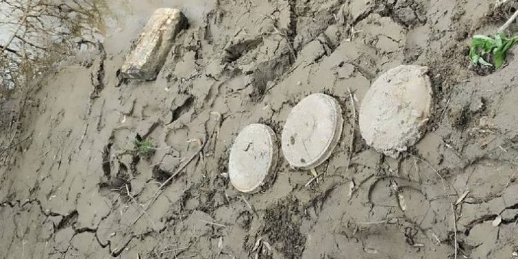 Trei mine antitanc de pe timpul celui de-al doilea Război Mondial, descoperite pe malul Prutului