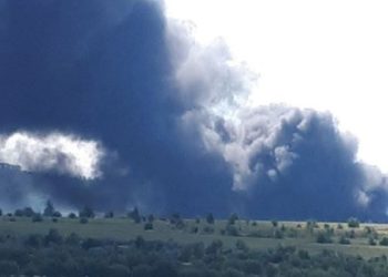 Noi detalii despre incendiul masiv de la Strășeni: Mai multe anvelope, vegetație uscată și gunoi au fost cuprinse de flăcări