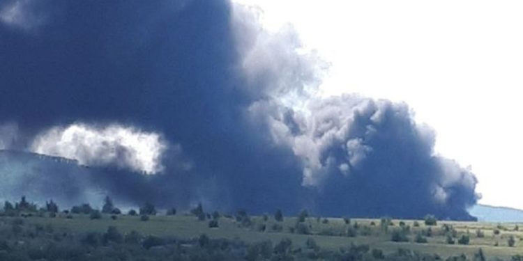 Noi detalii despre incendiul masiv de la Strășeni: Mai multe anvelope, vegetație uscată și gunoi au fost cuprinse de flăcări