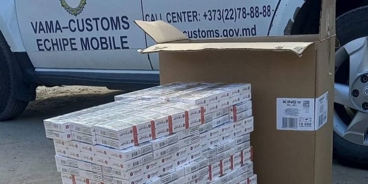 Țigări de contrabandă, descoperite de vameși într-un automobil la Sculeni