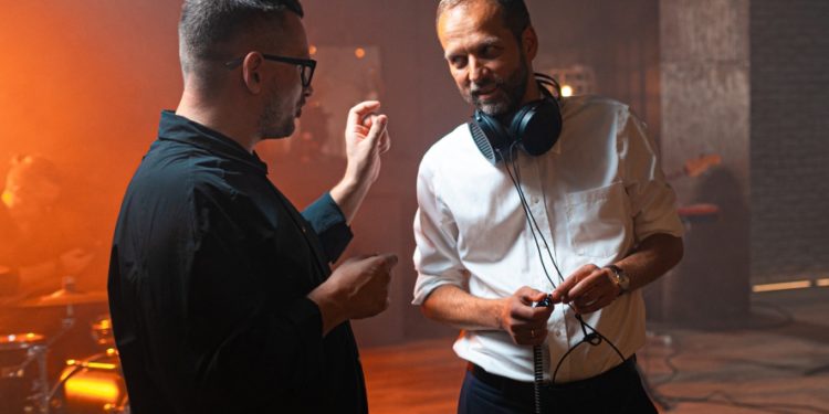 Ambasadorul UE în Republica Moldova Jānis Mažeiks a cântat în română o piesă rock pe versurile lui Grigore Vieru, cu ocazia Zilei Limbii Române | VIDEO