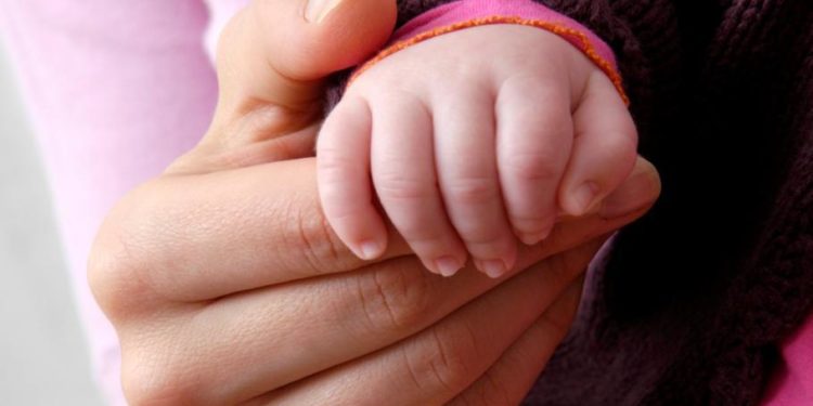 Rețea de trafic de bebeluși, destructurată în Grecia: Zeci de tinere, inclusiv din Republica Moldova, traficate pentru a da naștere bebelușilor care erau dați ilegal spre adopție | VIDEO