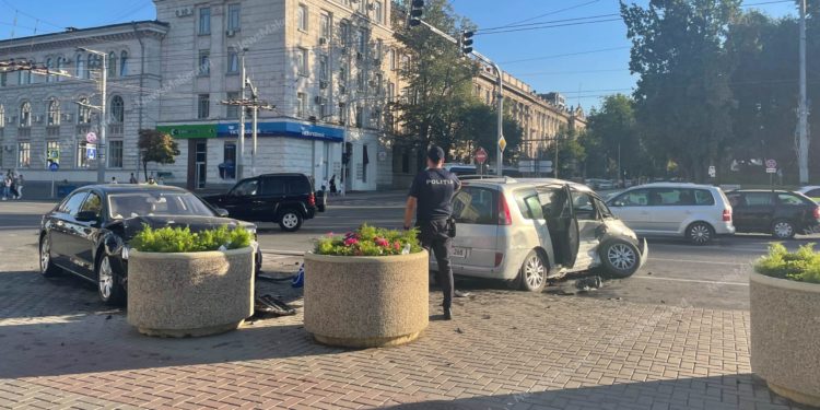 ДТП на центральной площади Кишинева. Есть пострадавшие | VIDEO/FOTO
