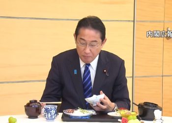 Премьер-министр Японии попробовал морепродукты из Фукусимы, чтобы показать их безопасность после сброса воды с АЭС