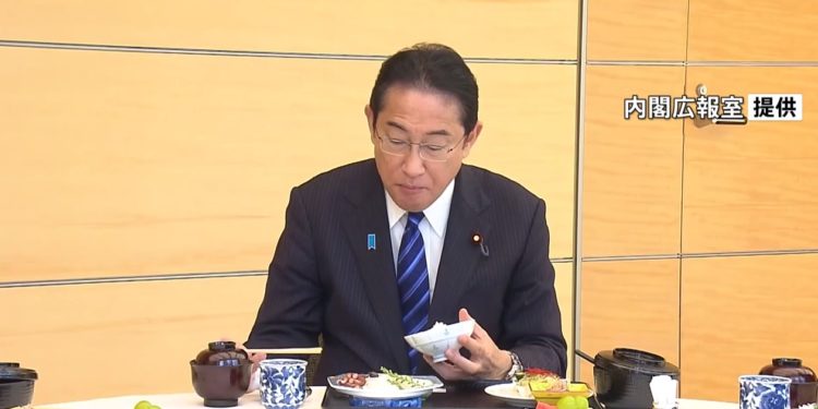 Премьер-министр Японии попробовал морепродукты из Фукусимы, чтобы показать их безопасность после сброса воды с АЭС